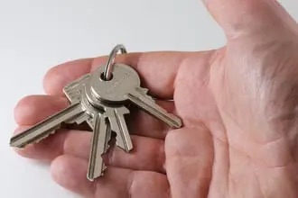 Hand-holding-keys